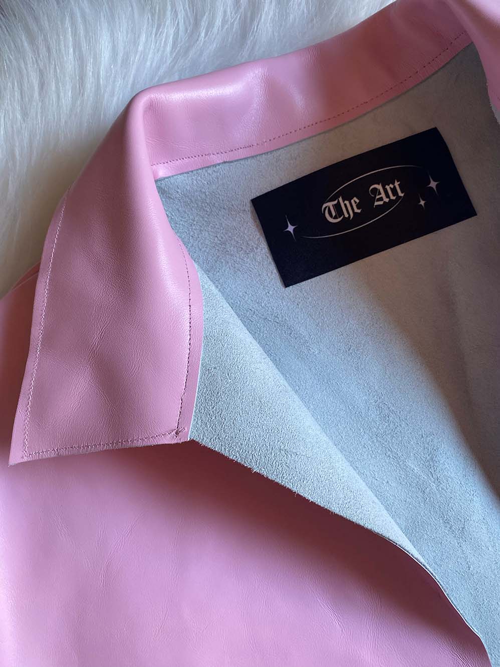 Chemise en cuir rose the art avec l'etiquette et son logo